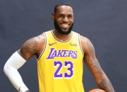 壹号娱乐-詹姆斯在DWG比赛中高光表现，回归赛场引发热议！的简单介绍