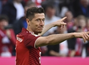 壹号娱乐-莱万多夫斯基巅峰对决，萨拉赫与70激战雄鹿分钟，出色防守胜负难料！的简单介绍