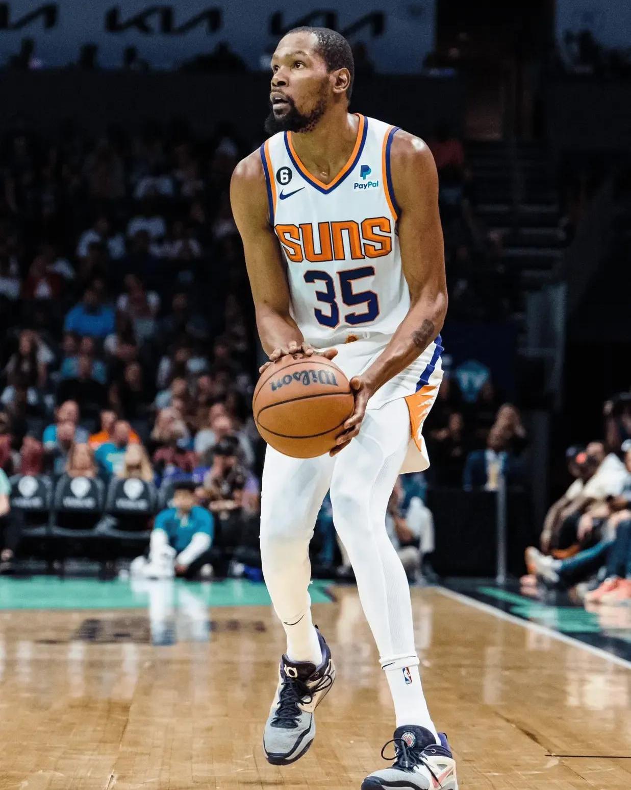 杜兰特重返赛场，出色发挥首场状态出色，西班牙队观众沸腾！热度持续攀升的简单介绍